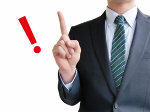 人差し指を立てる男性