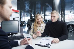 車を違うディーラーで買い替える時の注意点は？前のお店に連絡すべき？